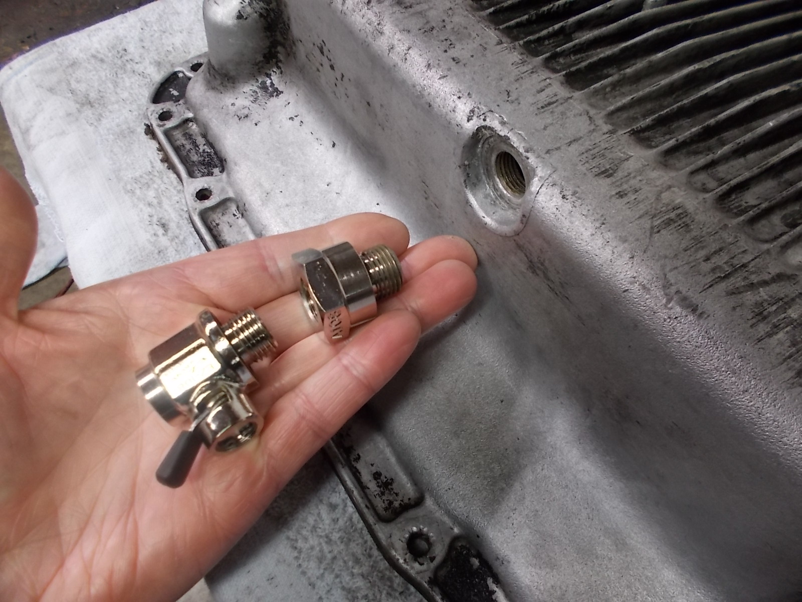 Oil shop pan valve